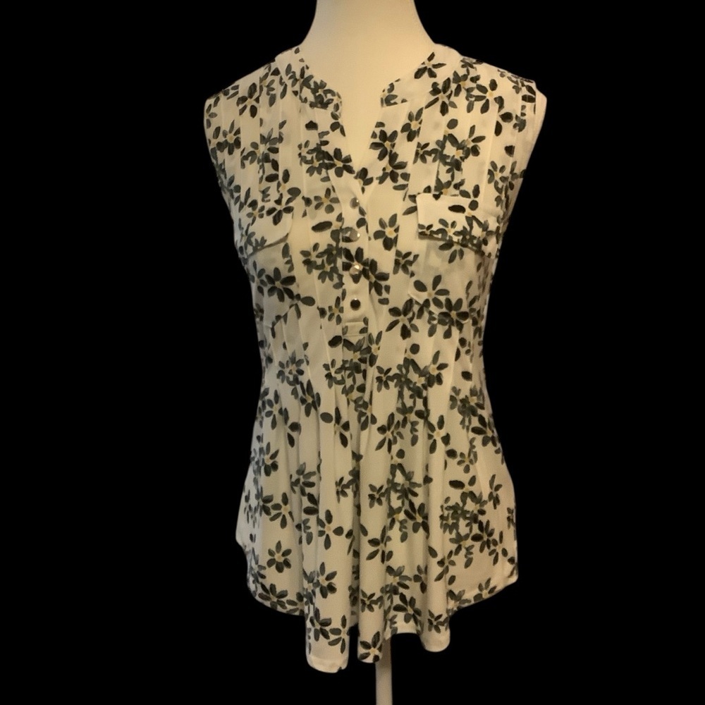 FRENCH TWIST WHITE & BLUE FLORAL DESIGN/ PLEATED/ SLEEVELESS BLOUSE/ TOP/ Size S